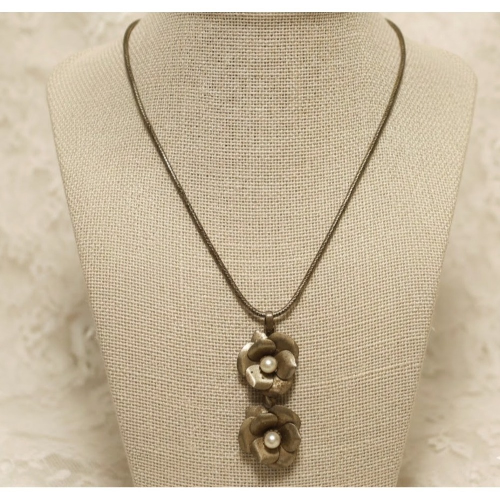 Vintage Pendant Necklace Gold Tone Metal Flower Drop lariat Style Faul Pearls